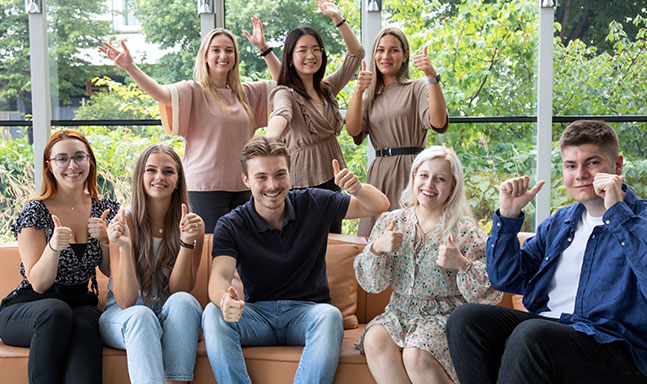 Gruppenbild von Azubis und Studenten