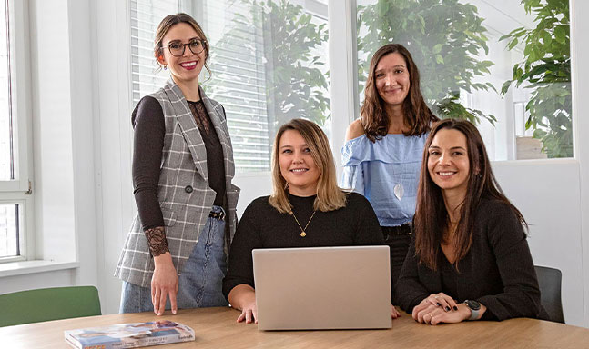 4 junge Damen sitzen zusammen